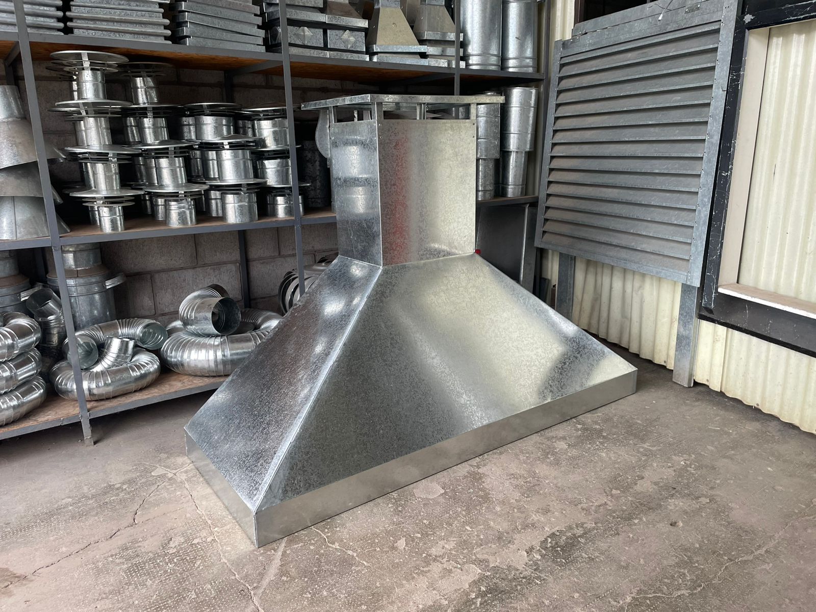 Campana galvanizada fabricada en el taller de Nueva Estandar