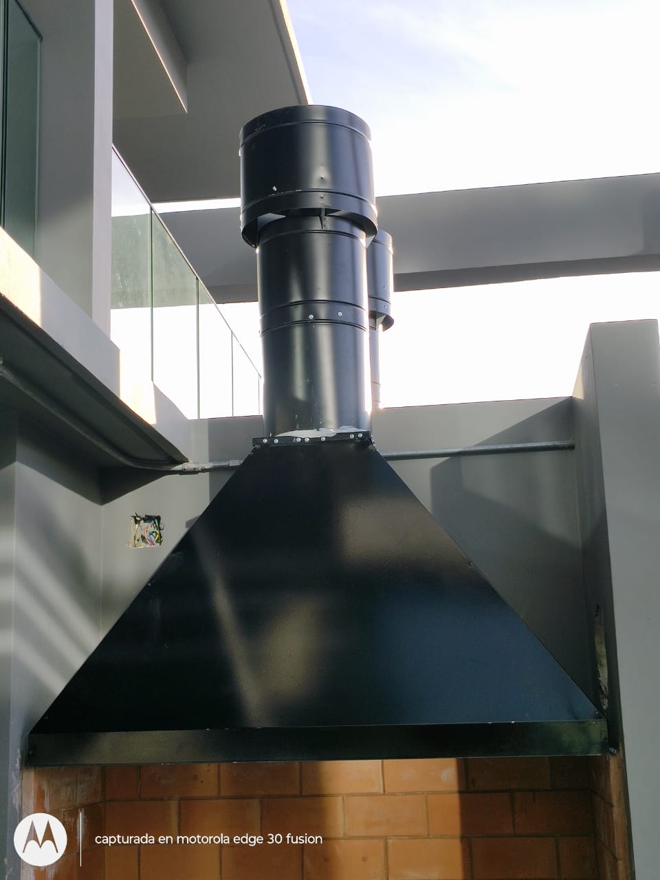 Campana negra instalada con salida exterior