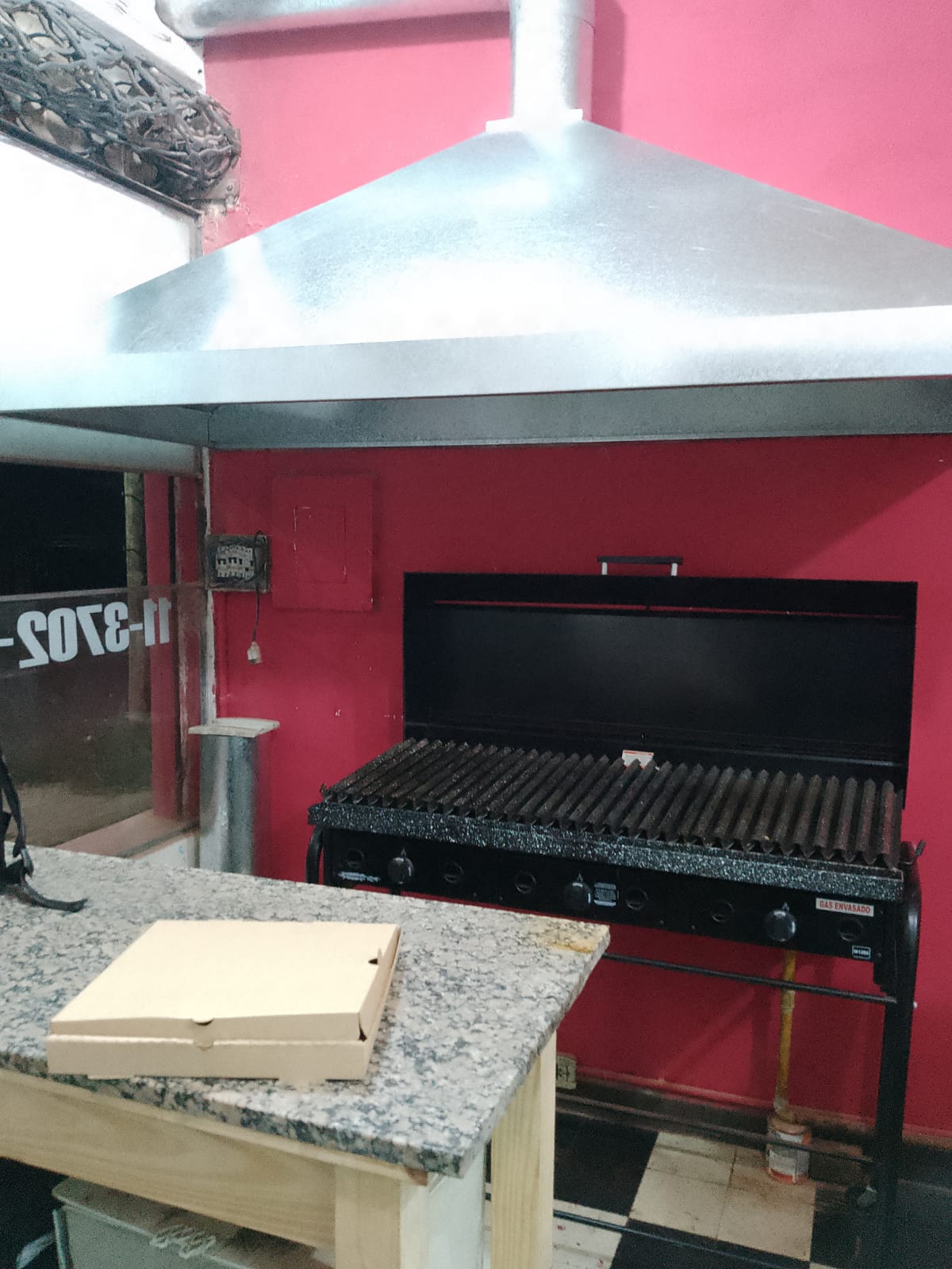 Campana galvanizada instalada sobre parrilla