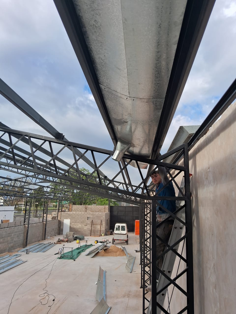 Canaleta industrial instalada en estructura metálica