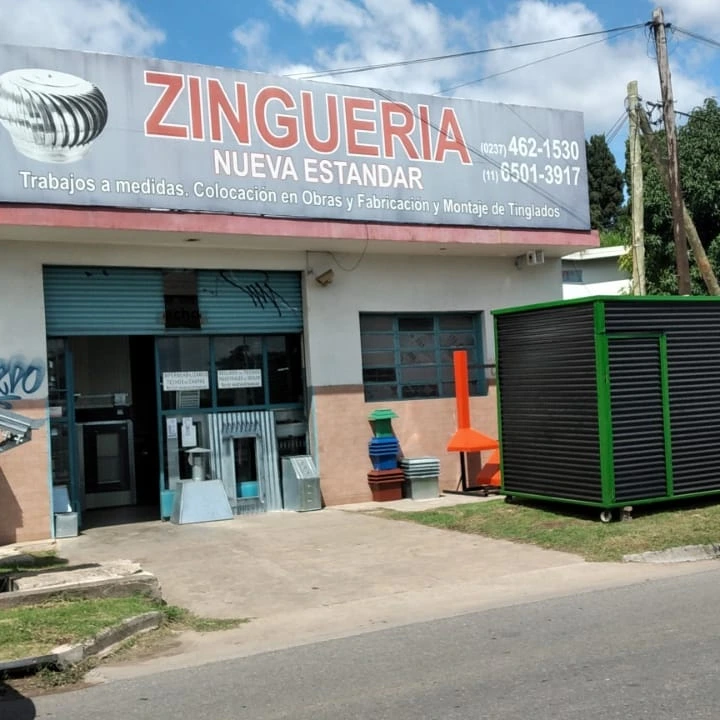 Depósito metálico terminado frente al local