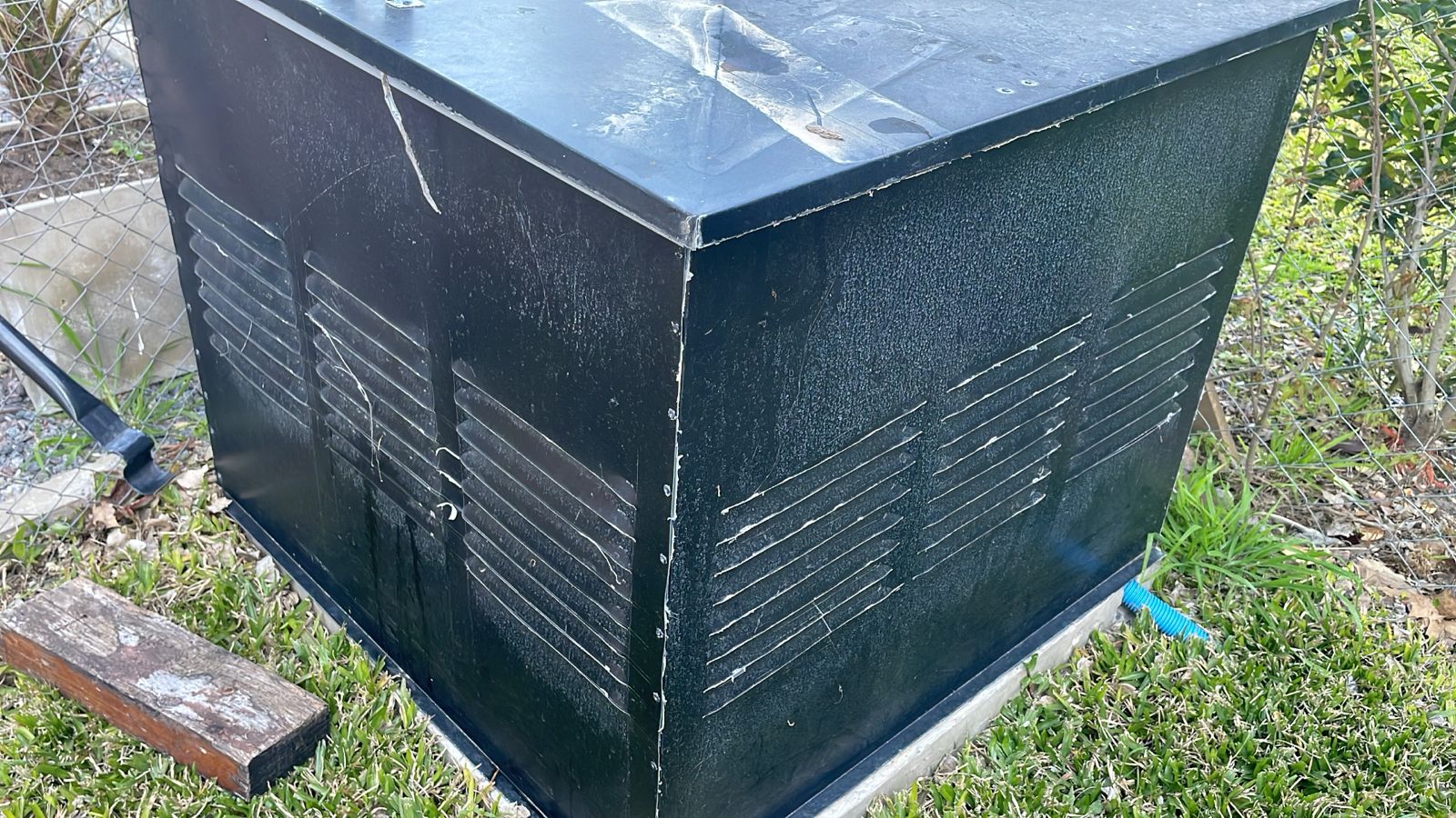 Gabinete negro con rejillas de ventilación