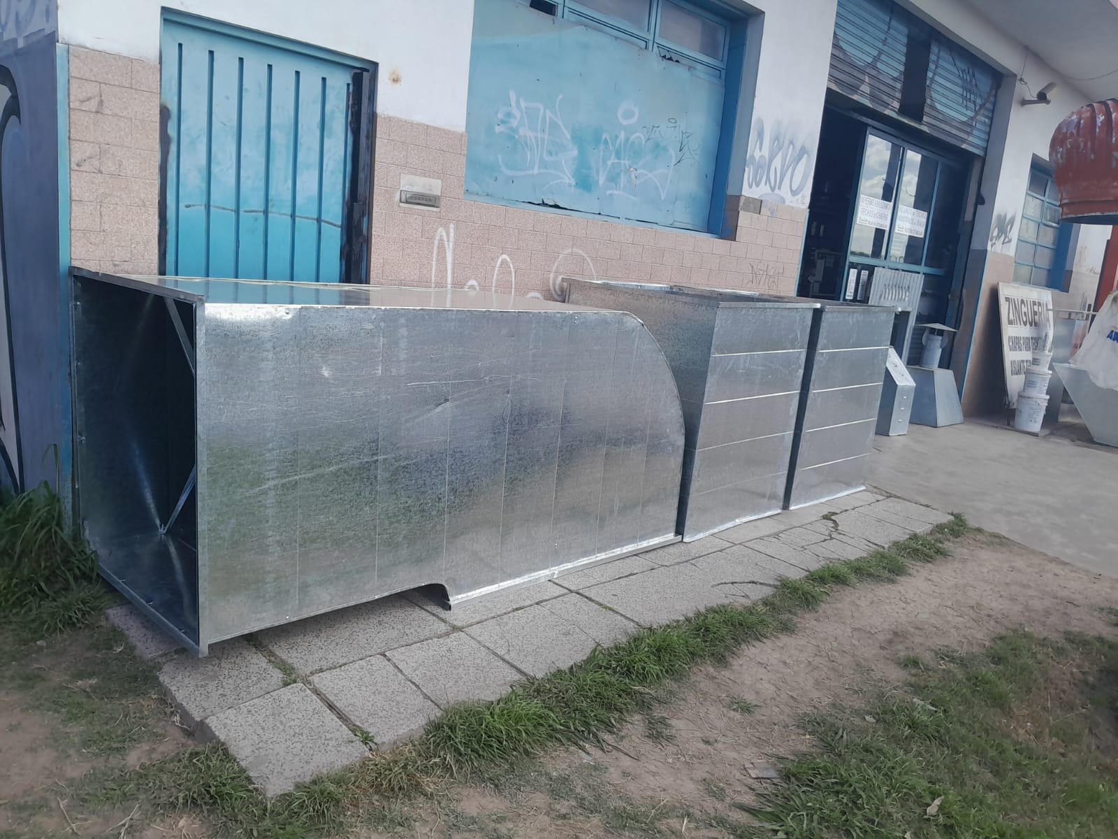 Gabinetes galvanizados instalados en exterior