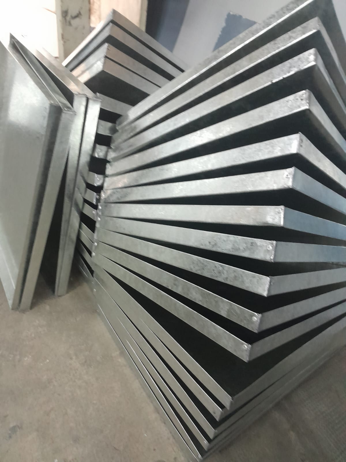 Sombrero galvanizado con lamas laterales