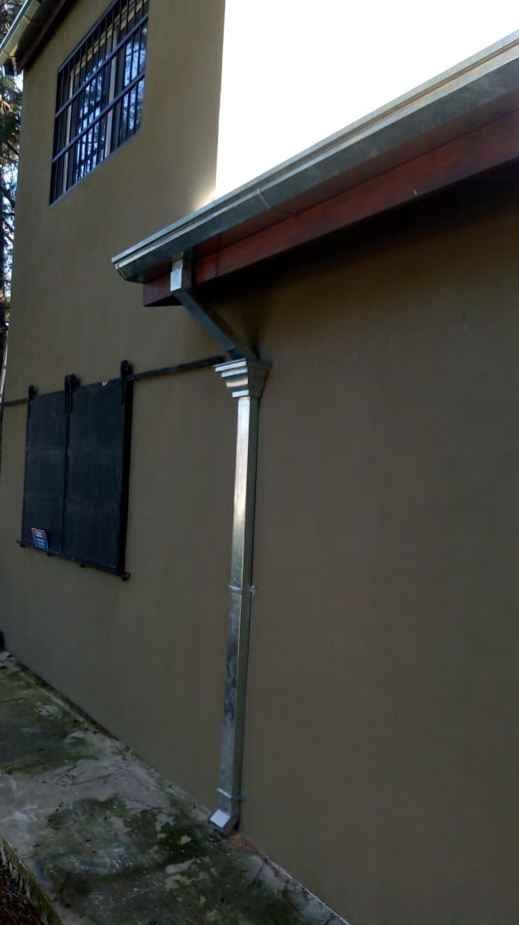 Canaleta de techo y bajada galvanizada terminadas