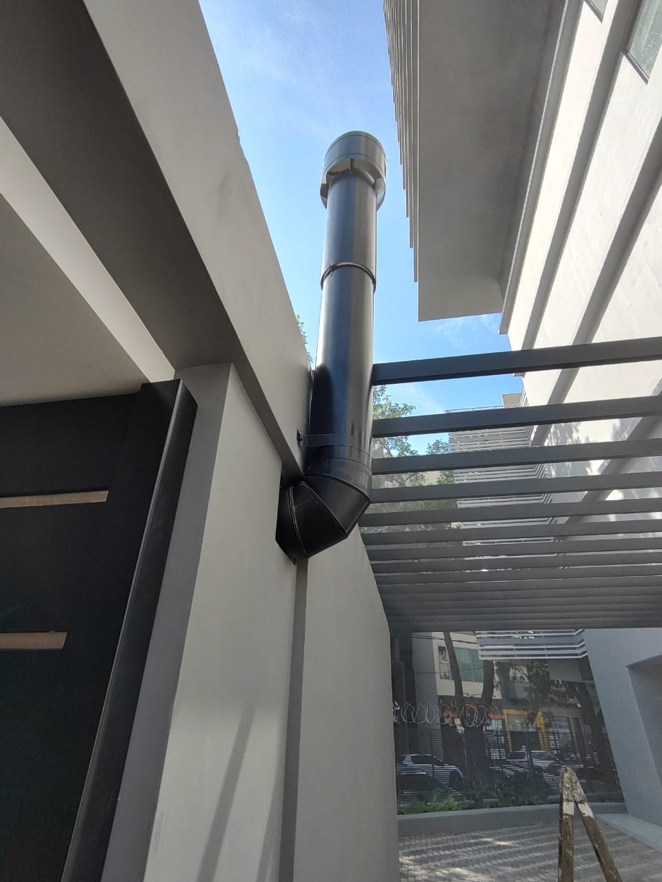 Conducto y salida de humos instalados en el exterior