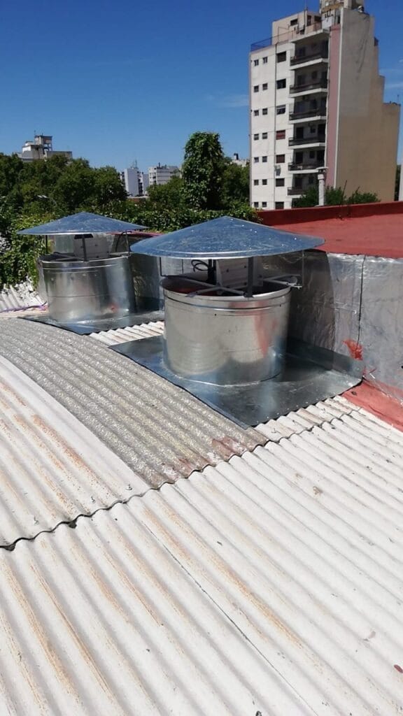 Sombreros de ventilación instalados sobre techo de chapa